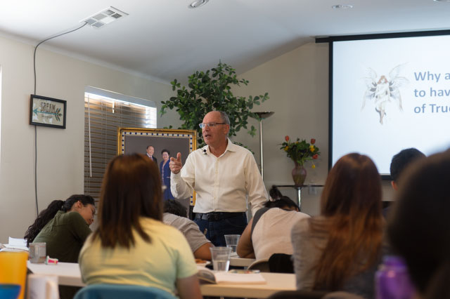 USA: Students End Semester with Divine Principle Study 2 us las 1