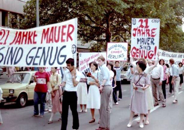 The Breakdown of the Berlin Wall 2 ed bw 8