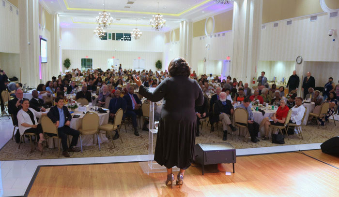 USA: Kim Burrell Encourages Christian Unity 2 lv pr 1