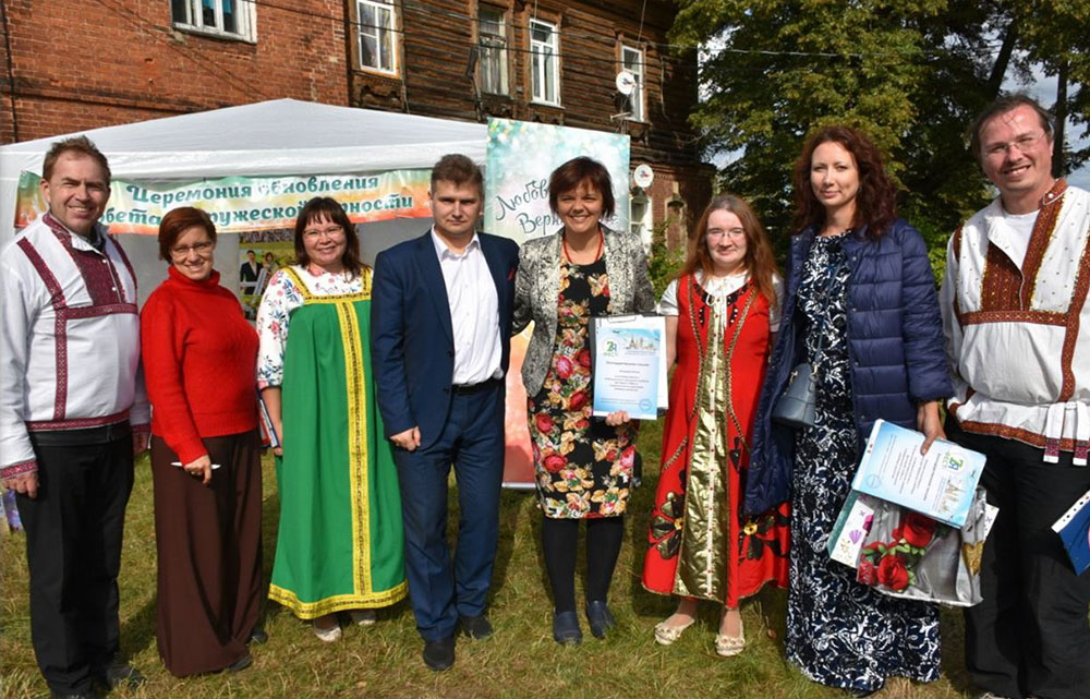 Russia: Moscow Members Offer a ‘Festive’ Blessing 1 ru ren