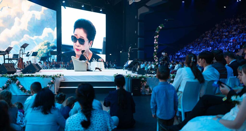 Pentecost Service with True Mother 2 tm51924 3