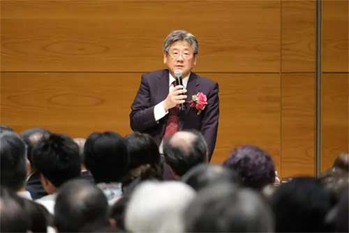 Abe, Beloved by Many; Church Dissolution "Tests the Rule of Law" 1 Eitaro Ogawa2 1