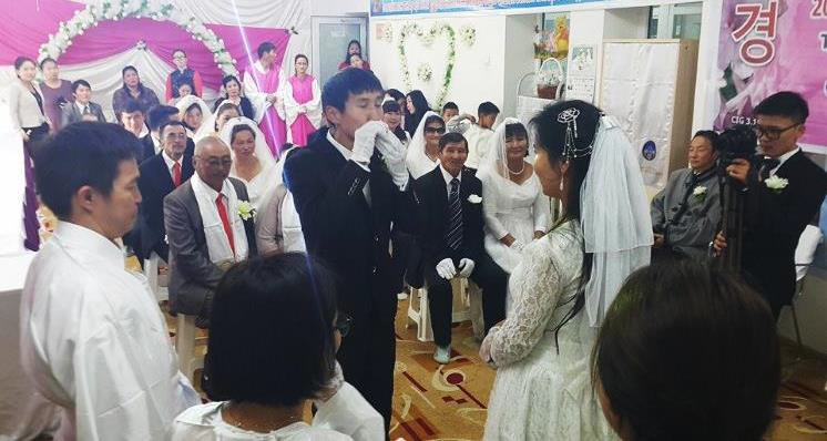 Mongolia: Married Couples Blessing 2 ner-1115 (19)