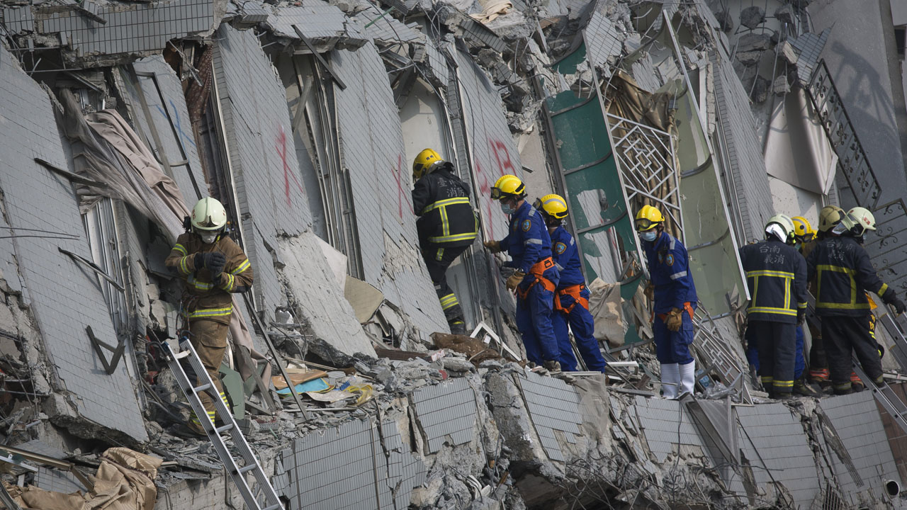 Magnitude 6.4 Earthquake Hits Taiwan 1 TAINAN, TAIWAN - FEBRUARY 06: Rescue personnel search for survivors at the site of a collapsed building in the southern Taiwan on February 6, 2016 in Tainan, Taiwan. A magnitude 6.4 earthquake hit southern Taiwan early Saturday, toppling several buildings, killing at least seven people and injuring hundreds. (Photo by Ashley Pon/Getty Images)