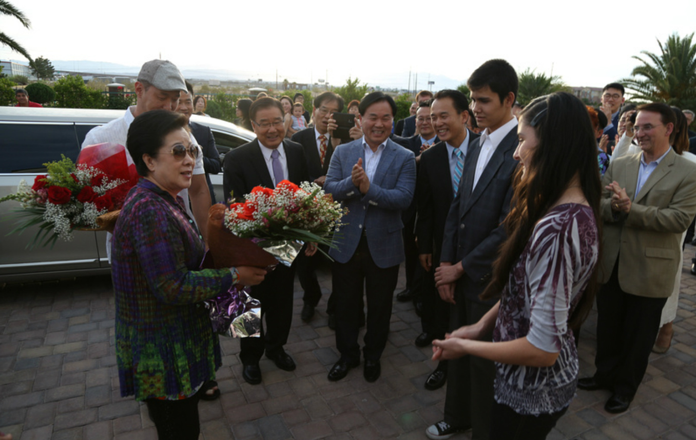 The Las Vegas Family Church members greets True Mother 1 tm-lv (5)